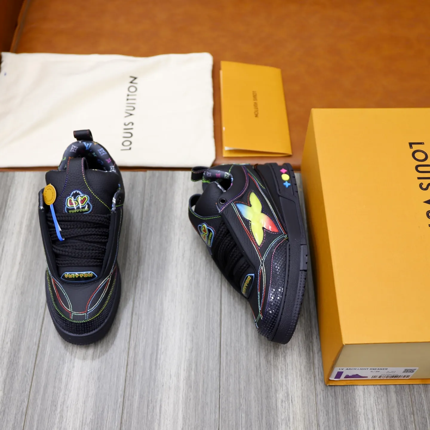 Men's shoes 💰: 860💰 LV Louis Vuitton TRAINER new sneakers are shipped. Louis Vuitton men's artistic director Virgil Abloh took inspiration to create this LV Trainer sneaker. Yingze crystal inlays present a colorful effect, with two gorgeous effect colors to choose from. The LV diamond letter logo badge on the tongue is gorgeous and noble. The LV letters are decorated on the side. The outsole is decorated with a Monogram flower pattern. It shows the trend of elegance and nobility! Men's model: 39-44 (38, 45, 46 customized)